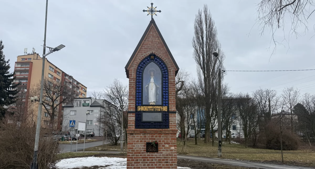Życie miasta, Kapliczka gietrzwałdzka odsłonięta - zdjęcie, fotografia