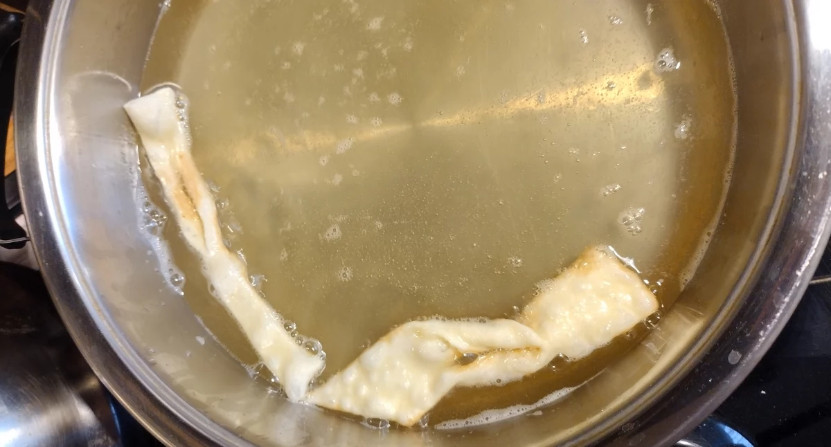 Zużyty olej ze smażeni można oddać w jaworznickim PSZOK-u. Pod warunkiem, że pochodzi z gospodarstwa domowego. Fot. Patrycja Koprzak