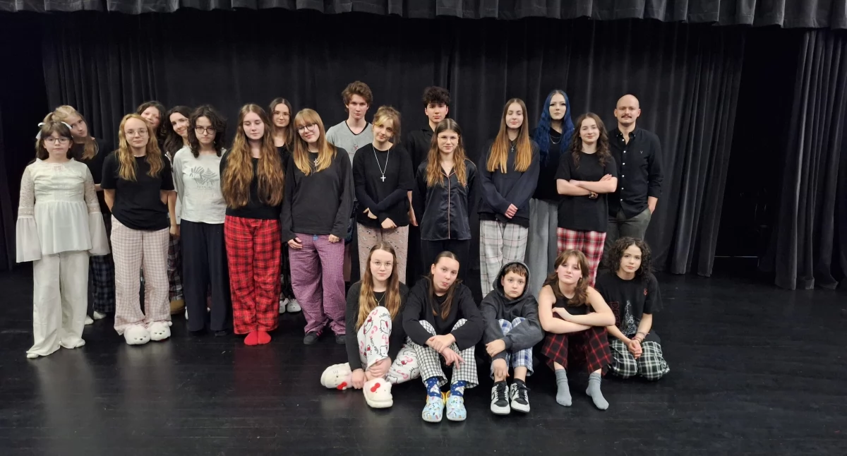 Kącik kulturalny, Spektakl „Noc teatrze” trochę postraszony - zdjęcie, fotografia