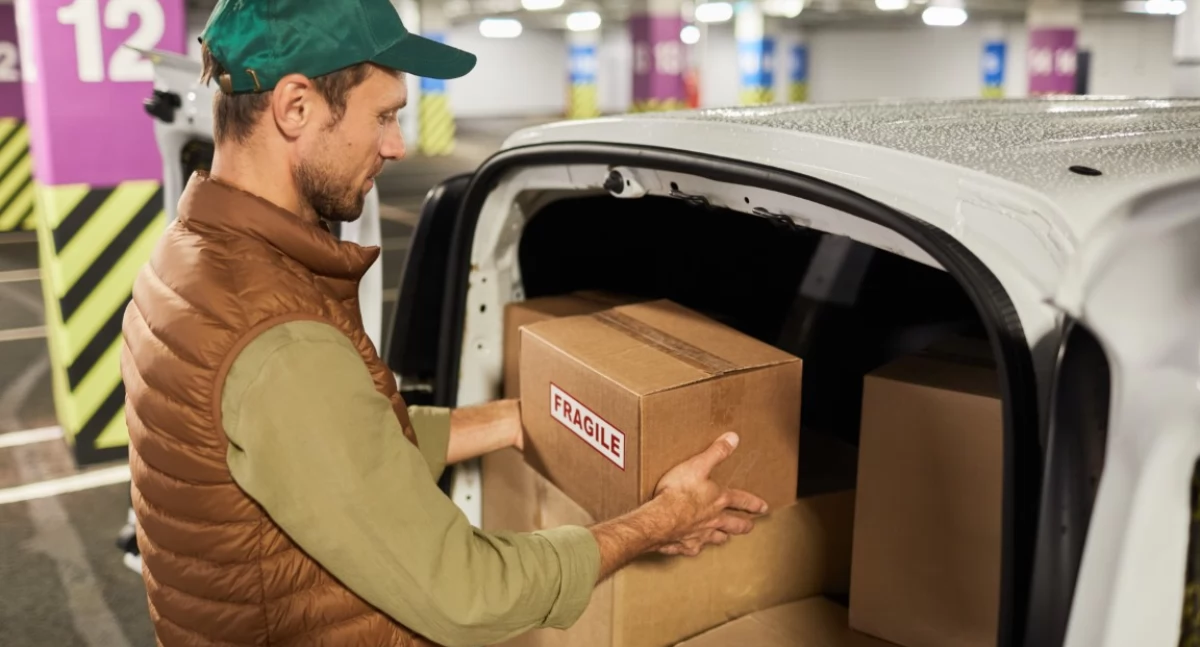 Informator / Materiały zewnętrzne , kartony wysyłkowe paskiem klejowym usprawniają proces pakowania - zdjęcie, fotografia