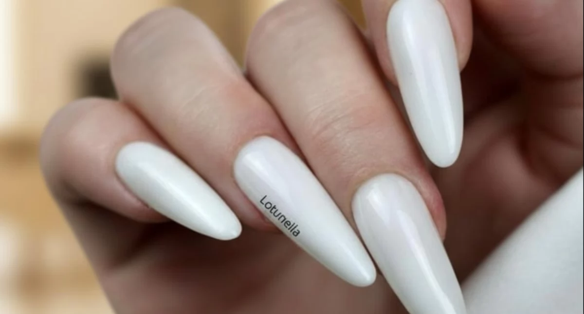 Informator / Materiały zewnętrzne , Mleczny lakier hybrydowy trend klasyka jednym Sprawdź stylizować! - zdjęcie, fotografia