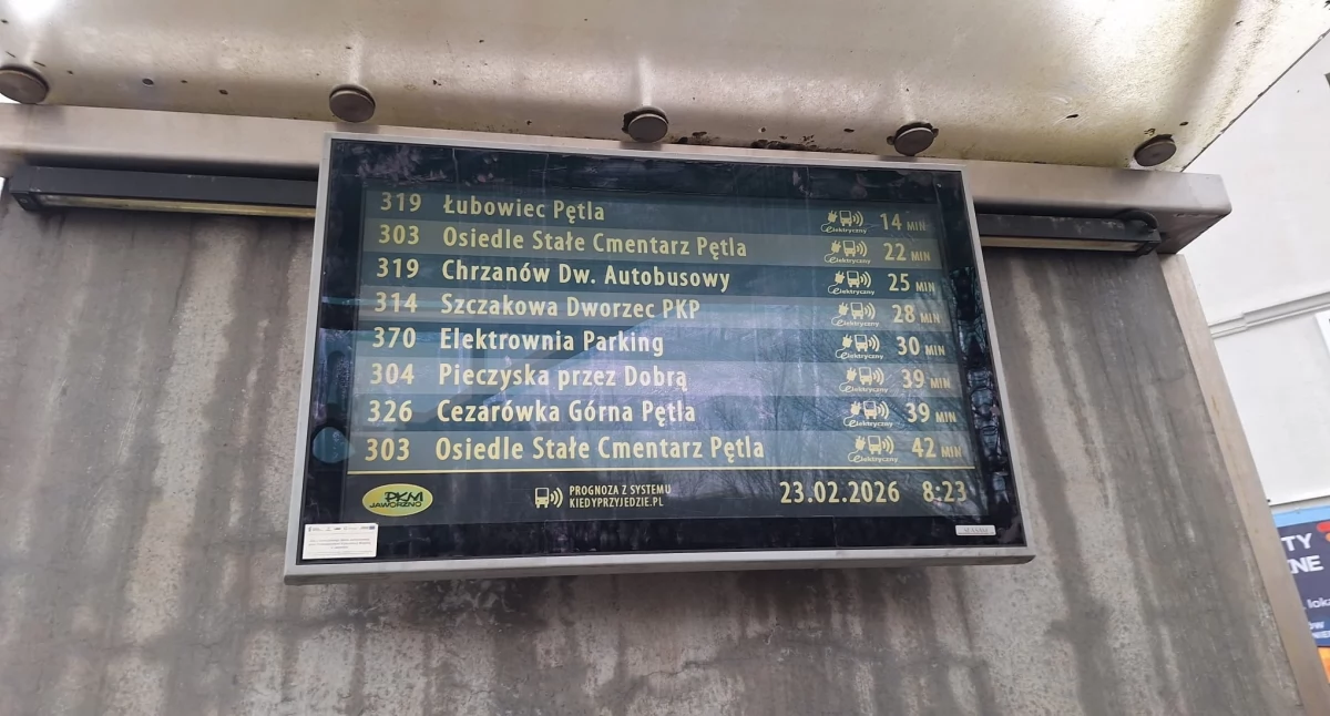 Naprawiona tablica na przystanku na Rynku w Jaworznie