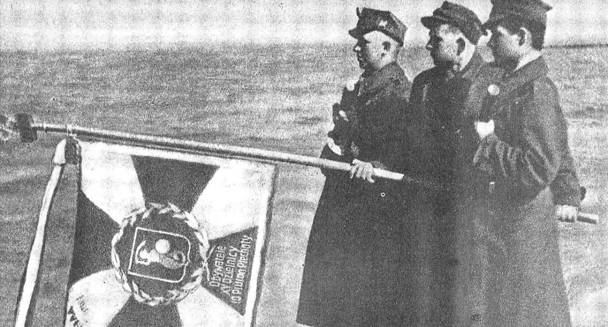 Żołnierze 10 pułku piechoty 4 Pomorskiej Dywizji Piechoty podczas uroczystości zaślubin Polski z morzem w Kołobrzegu, 18 marca 1945 (fot. Wikipedia) 