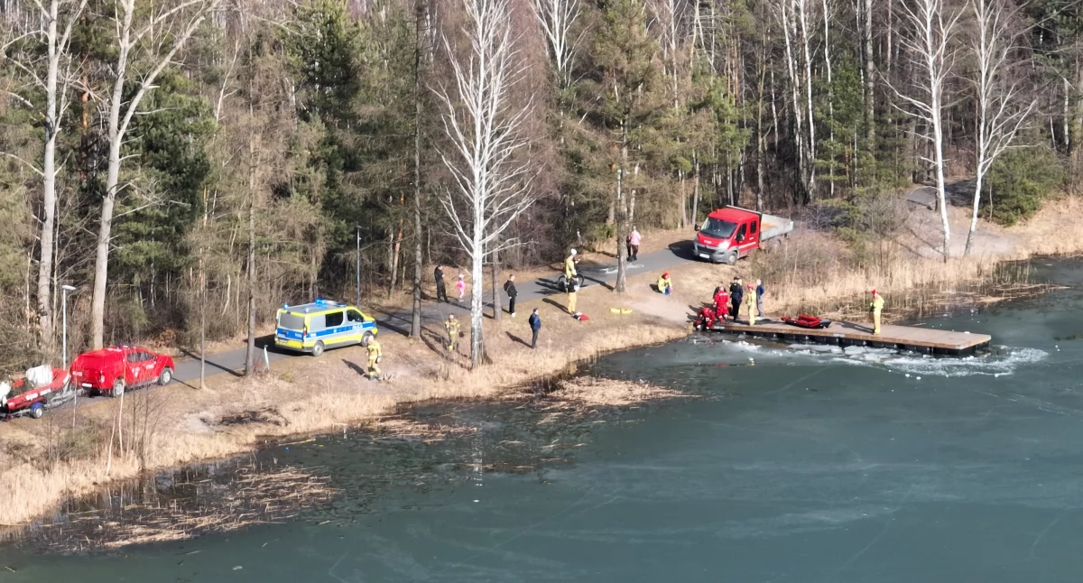 Komunikaty Policja, Strażacy ratowali wędkarza którym zapadł - zdjęcie, fotografia