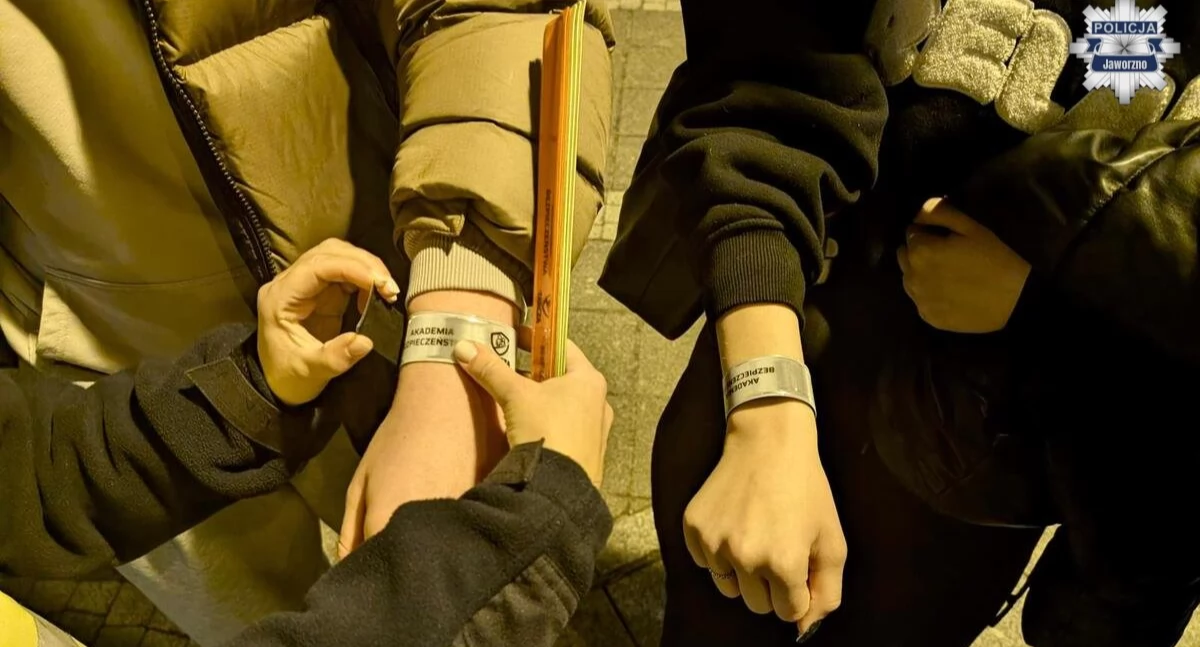 Policjantki z Jaworzna rozdawały mieszkańcom odblaski i przypominały o bezpieczeństwie. Fot. KMP Jaworzno