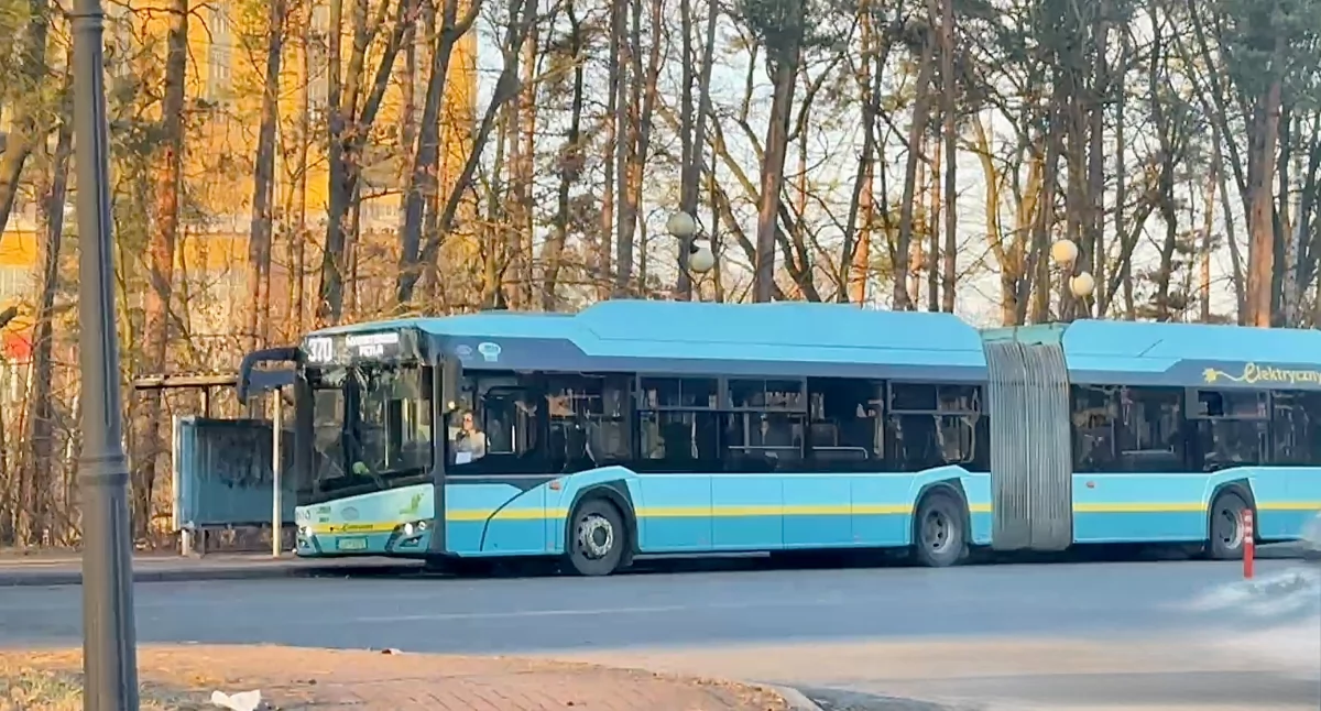 Autobus 370 w kierunku Wysokiego Brzegu