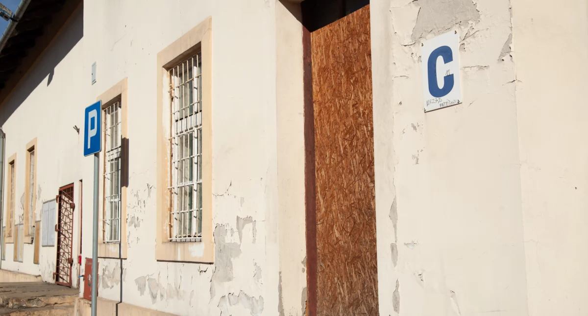 Budynek dworca w Szczakowej zamknięto w grudniu 2011 roku. Od tego czasu nie jest użytkowany. Fot. Patrycja Koprzak