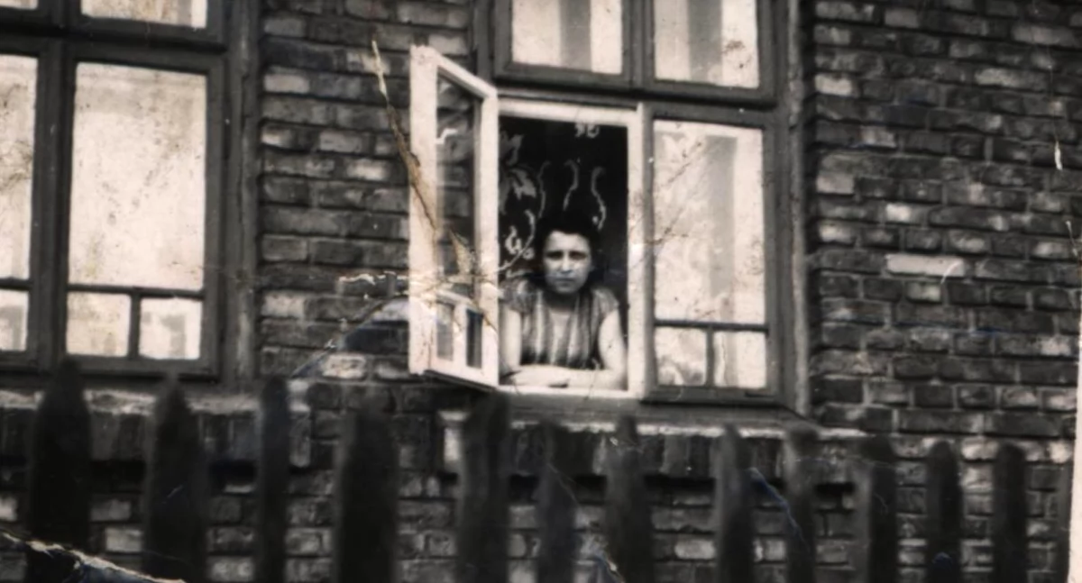 Maria Dziadek w oknie swojego rodzinnego domu – lata 50. XX wieku (zbiory prywatne)