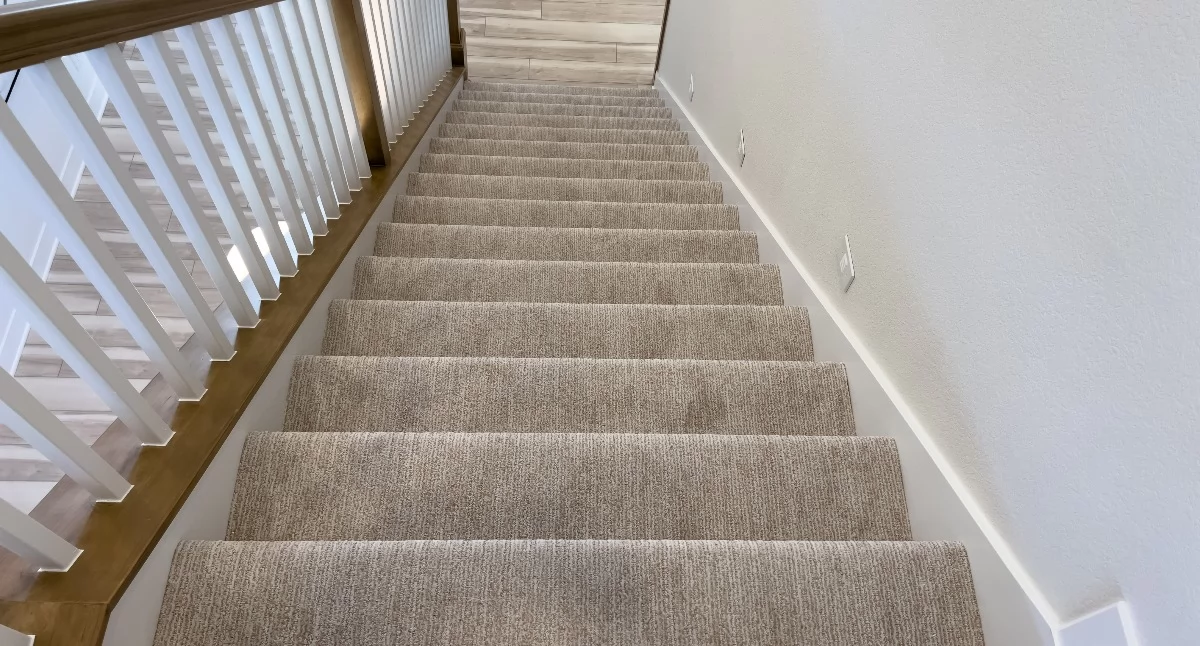 Informator / Materiały zewnętrzne , Schody dywanowe elegancja lekkość nowoczesnym - zdjęcie, fotografia