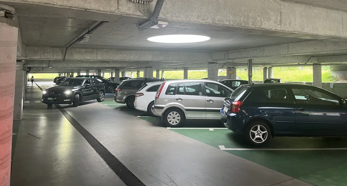 Podziemny parking w Jaworznie, między przystankiem autobusowym Centrum a halą MCKiS. Fot. Weronika Palka