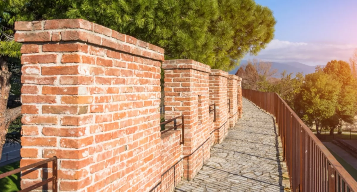Informator / Materiały zewnętrzne , Płot cegły rozbiórkowej trwałość charakter ponadczasowy wygląd - zdjęcie, fotografia