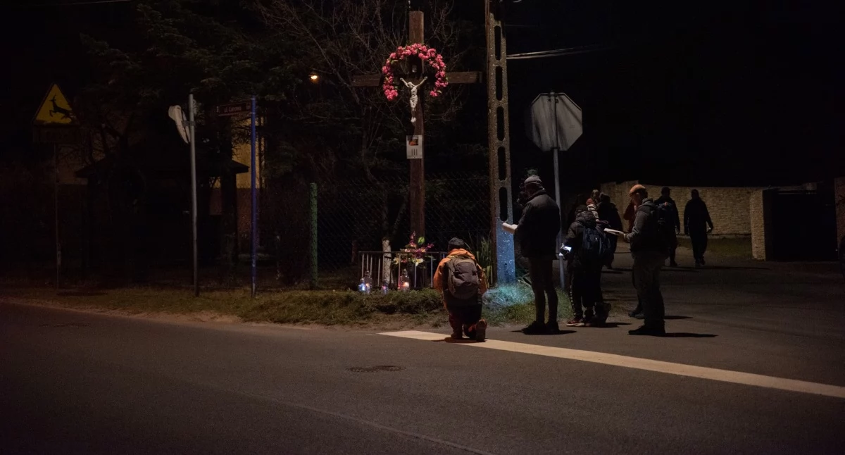 Uczestnicy Byczyńskiej Drogi Krzyżowej podczas rozważań przy III stacji. Fot. Patrycja Koprzak