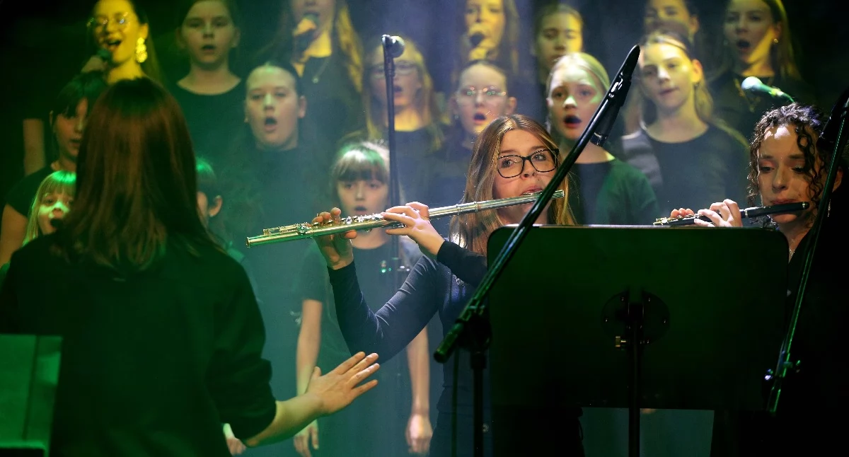 Kącik kulturalny, XXXIII Spotkania Teatralne scenie Zadyrygowani brawa stojąco - zdjęcie, fotografia