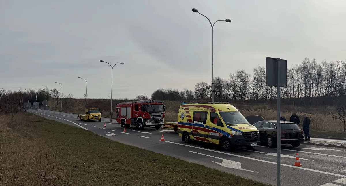  Kolizja dwóch aut na skrzyżowaniu ulic Radwańskich i Reja