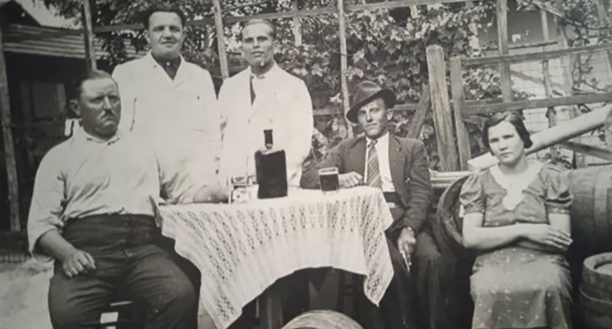 Andrzej Sawiak na Węgrzech (w kapeluszu), druga połowa lat 40. XX wieku (ze zbiorów autora)