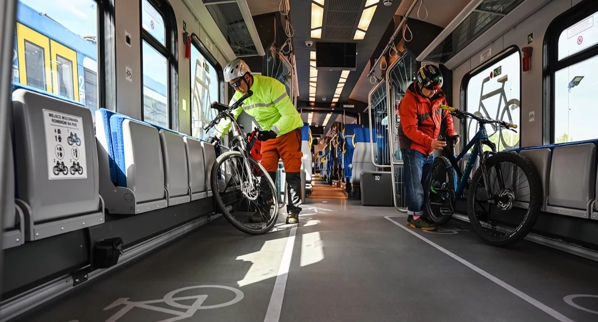 Życie miasta, Rower pociąg Kolei Śląskich idealny wiosnę - zdjęcie, fotografia