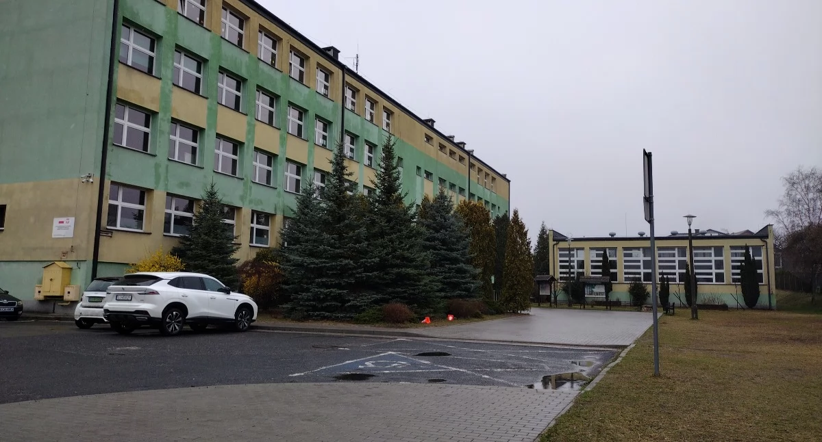 Pożary - Straż Pożarna, Ewakuacja uczniów jaworznickiej podstawówki Pożar ugaszony przed przyjazdem służb - zdjęcie, fotografia