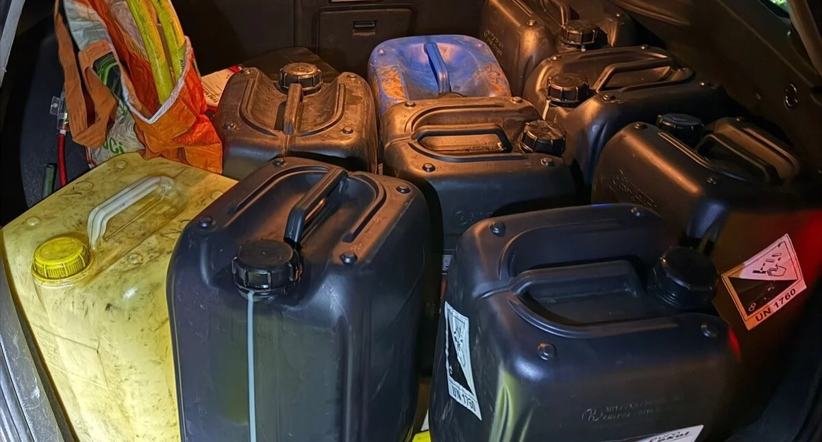 Jaworzniccy policjanci zatrzymali mężczyzn, którzy kradli paliwo z maszyn budowlanych, a także sprzęt. Fot. KMP Jaworzno