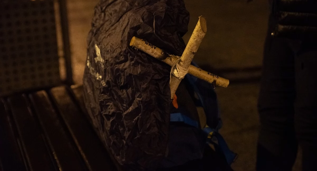 Część osób niosła krzyże lub miała je przytwierdzone do plecaków. Fot. Patrycja Koprzak