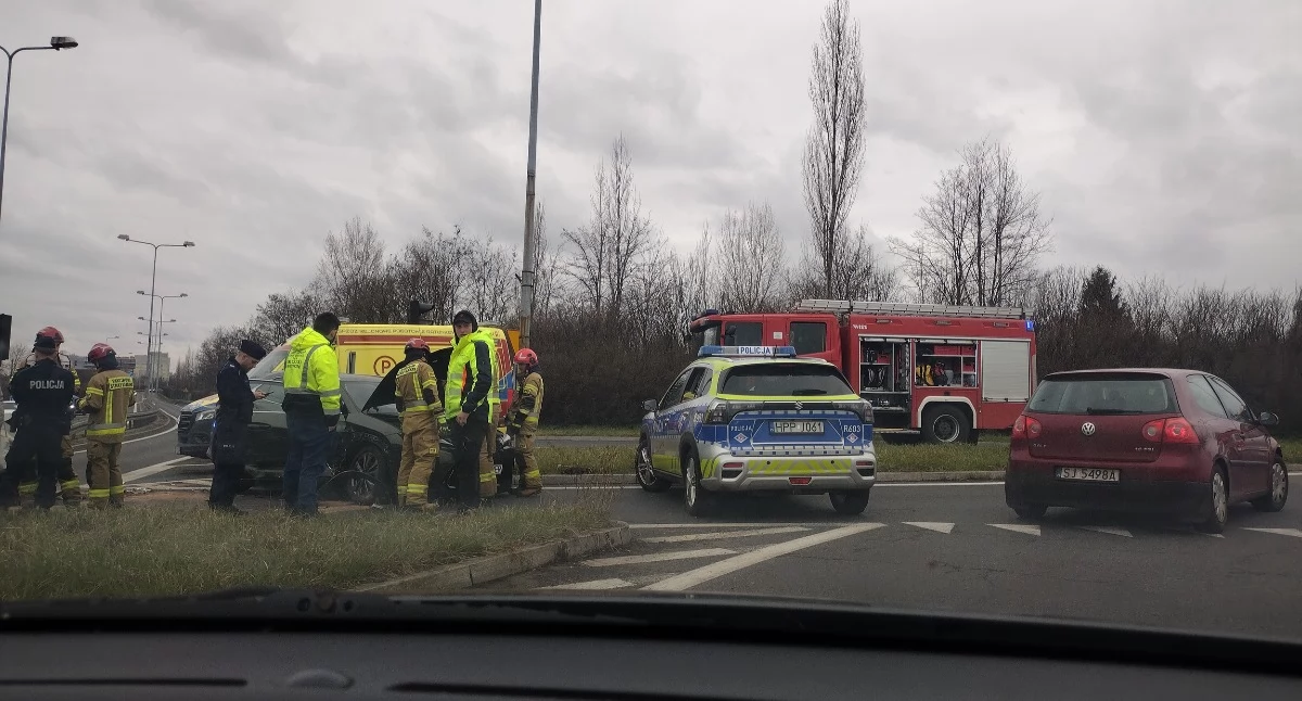 Zderzenie samochodów na DK79 w Jaworznie przy z jeździe w centrum miasta. Fot. Patrycja Koprzak