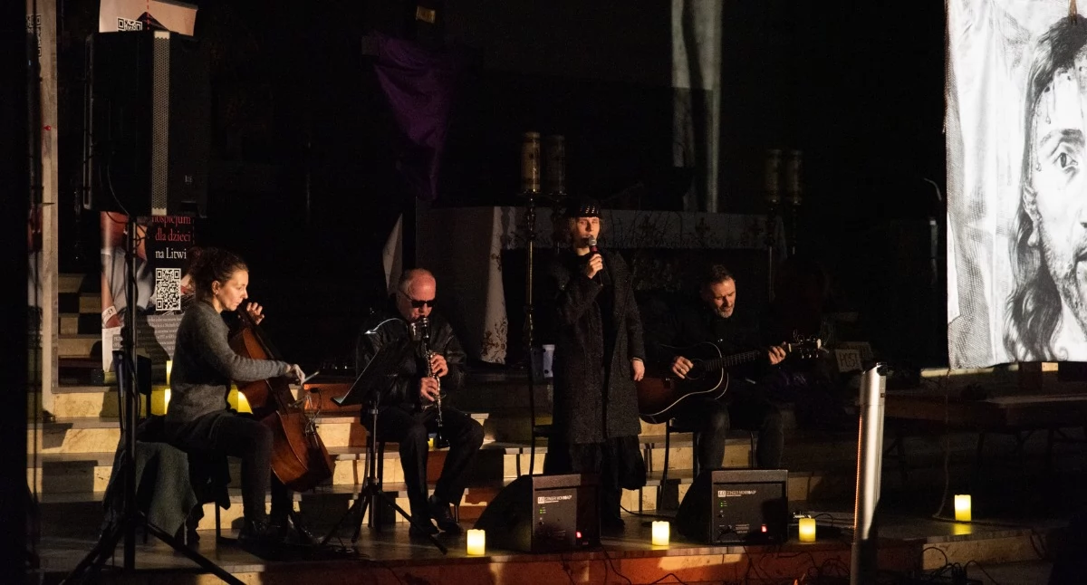 Kościół, Teatr Misterium Drogi Krzyżowej „Bezdomny Jezus” - zdjęcie, fotografia