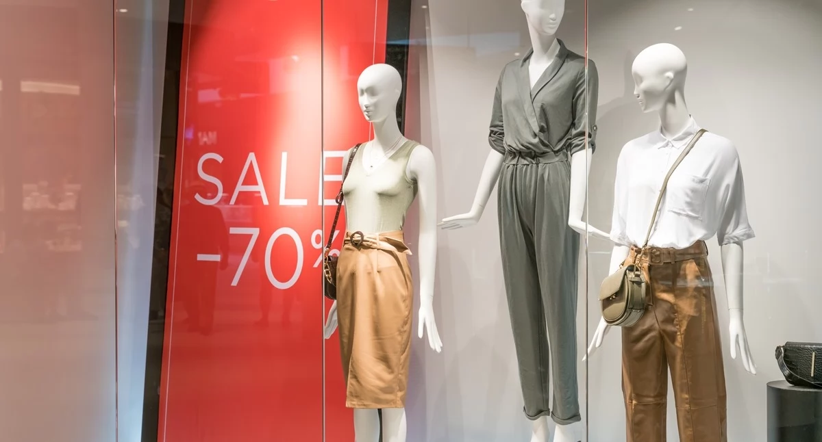 Informator / Materiały zewnętrzne , Oklejanie witryn sklepowych sposób Twoją reklamę - zdjęcie, fotografia