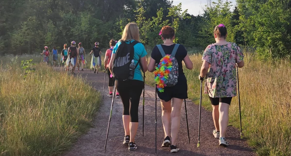 Życie miasta, edycja biegu charytatywnego marszu nordic walking rzecz dziecka kwietniu - zdjęcie, fotografia