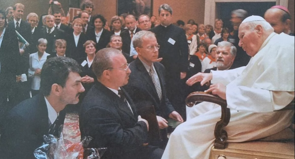 Wręczenie Ojcu Świętemu Aktu Honorowego Obywatelstwa Miasta Jaworzna przez delegację Rady Miasta w składzie: Bogusław Śmigielski, Janusz Ciołczyk, Andzrej Węglarz, Watykan, 16 października 2003, (fot.: „Do was przybywam Biskup i kardynał Karol Wojtyła w Jaworznie”)