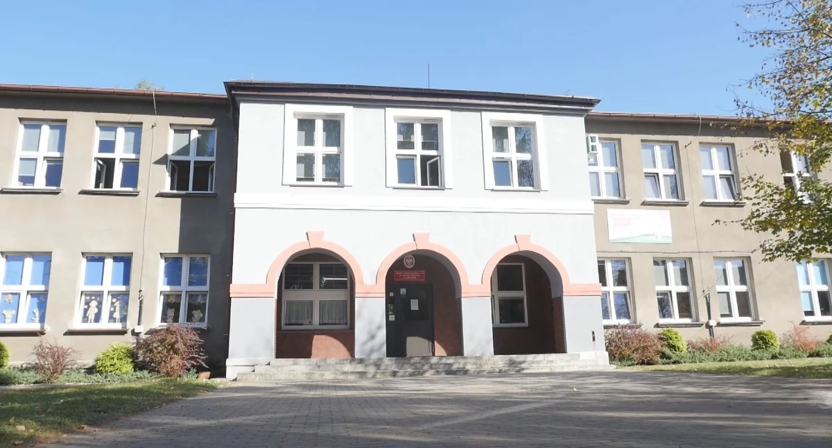 Szkoła Podstawowa nr 19 w Jaworznie, gdzie mieści się biblioteka na Jeziorkach