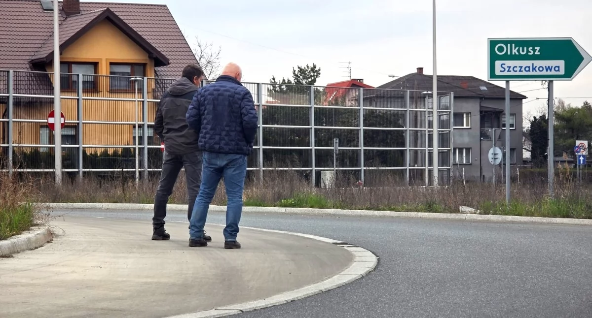 Wizyta wykonawcy na rondzie w Niedzieliskach