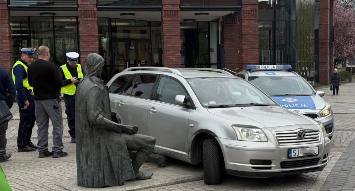 Kierowca wjechał w pomnik drwala