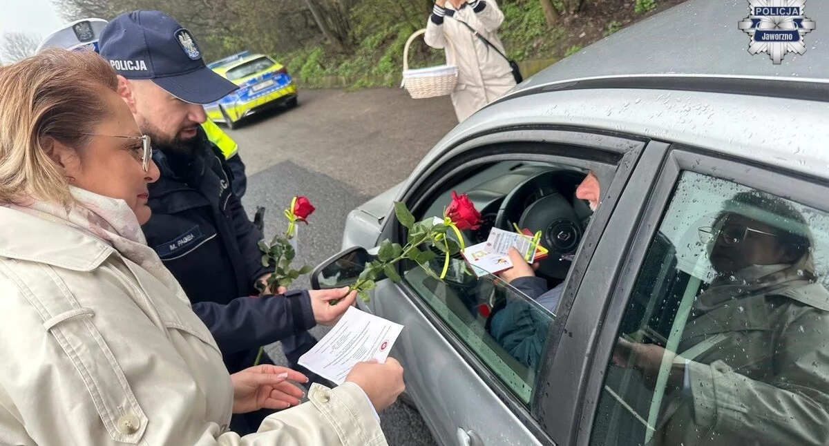 Wzorowych kierowców policjanci nagradzali różami. Fot. KMP Jaworzno