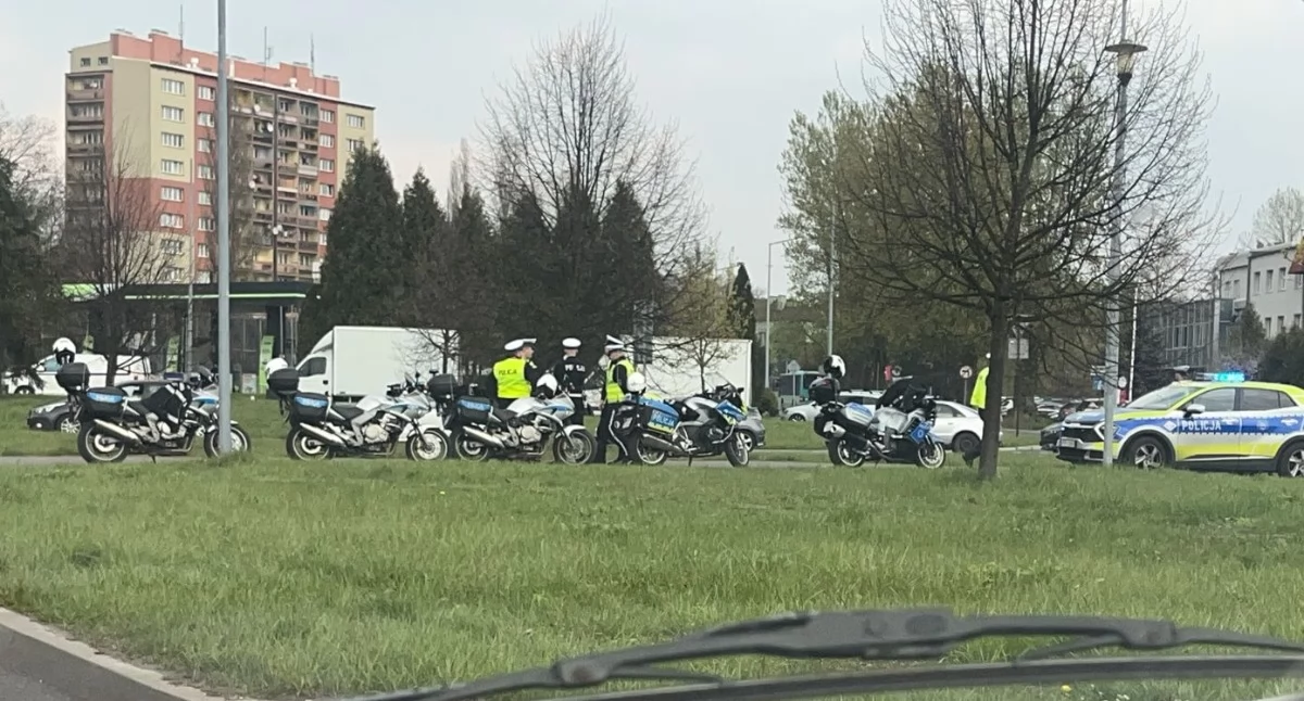 Komunikaty Policja, Sezon jednoślady ruszył drogach widać coraz więcej rowerów motocykli hulajnóg - zdjęcie, fotografia