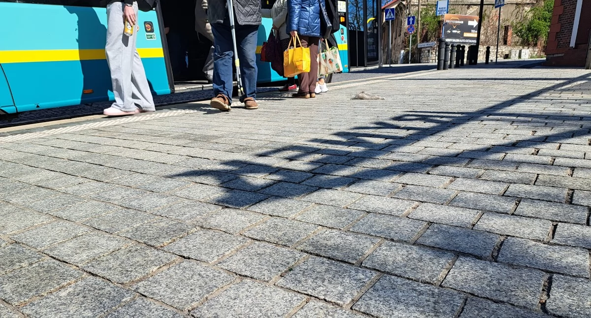 Pasażerowie autobusu miejskiego PKM Jaworzno na przystanku Rynek. Fot. Patrycja Koprzak