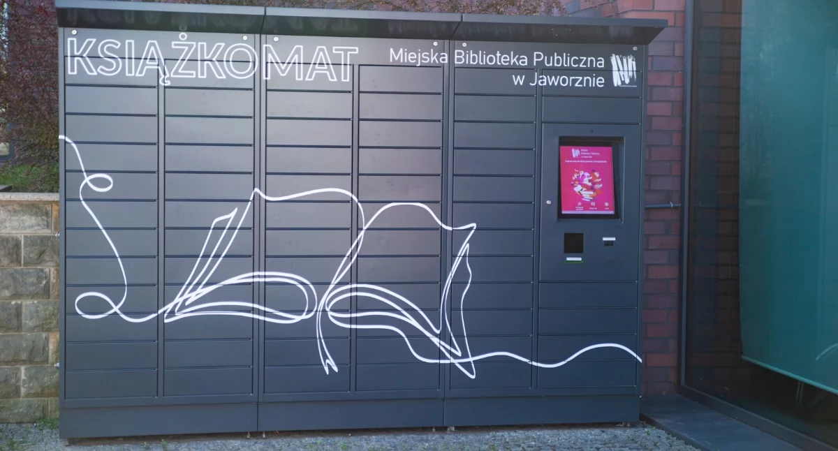 Książkomat w centrum Jaworzna, przy głównej siedzibie Miejskiej Biblioteki Publicznej. Fot. Patrycja Koprzak