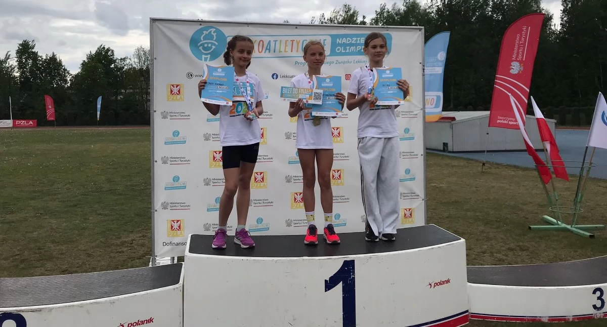 Zuzanna Kaźmierczyk z MCKiS Jaworzno (w środku) z biletem do finału Lekkoatletycznych Nadziei Olimpijskich. Fot. AK