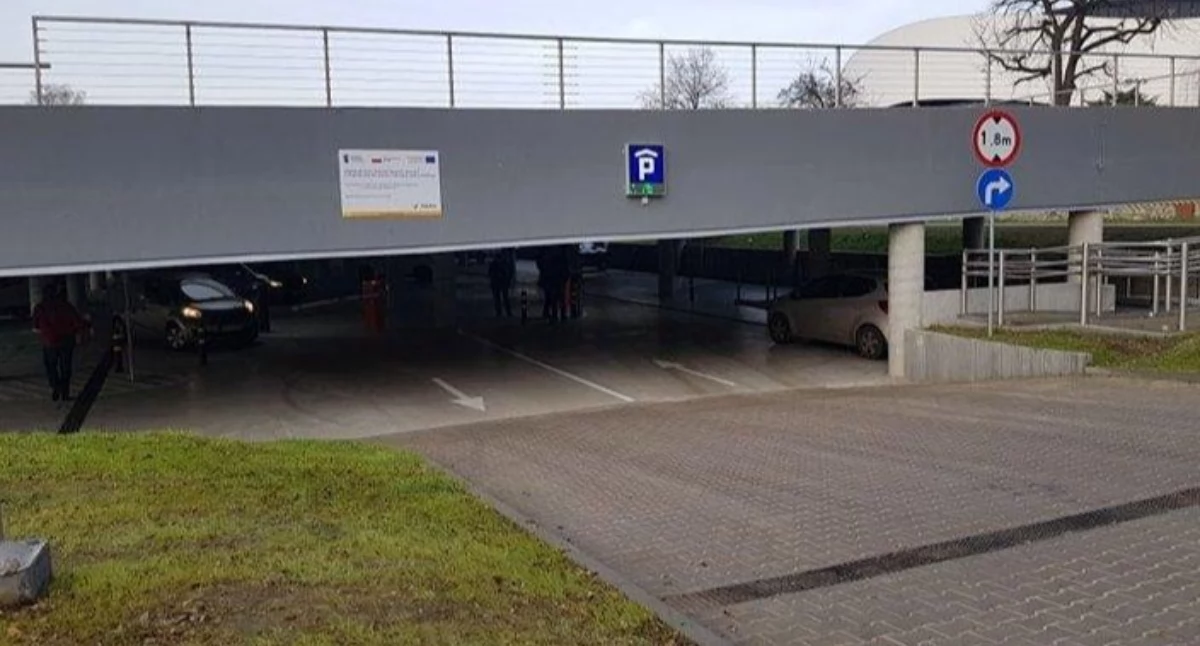 Życie miasta, Parking halą Jaworznie chwilowo opłat - zdjęcie, fotografia