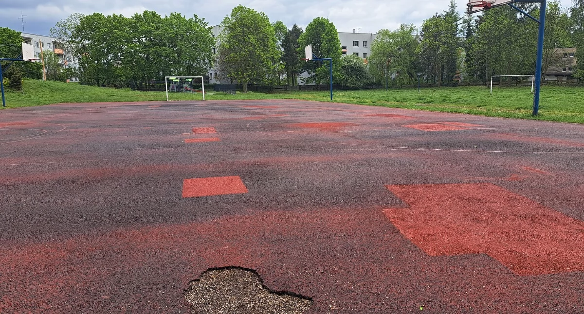 Sztuczna nawierzchnia tego boiska przy nowej siedzibie CKZiU ma być uzupełniana. Fot. Patrycja Koprzak
