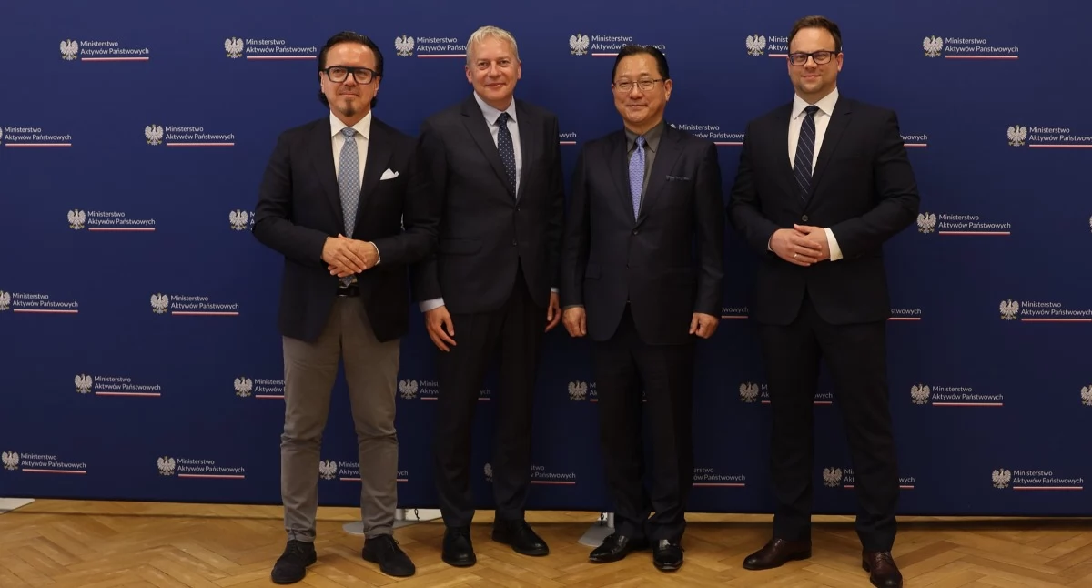 Wojciech Balczun – Minister Aktywów Państwowych, Wojciech Saługa – Marszałek Województwa Śląskiego, Jun Seki – Chief Strategy Officer for EV w Foxconn i Łukasz Kolarczyk – Zastępca Prezydenta Miasta Jaworzna