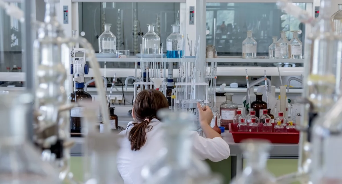 Informator / Materiały zewnętrzne , wybrać pompę próżniową zastosowań technicznych laboratoryjnych - zdjęcie, fotografia