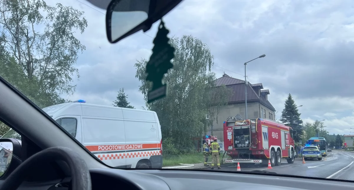 Pracownicy pogotowia gazowego namierzają miejsce uszkodzenia gazociągu oraz będą go naprawiać. Ewakuowano 18 osób. 