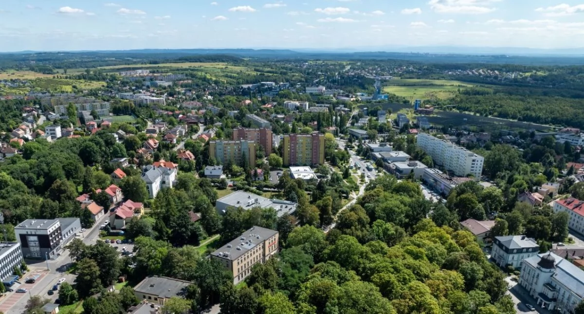 Widok na centrum Jaworzna, a w oddali między innymi tereny Skałki. 