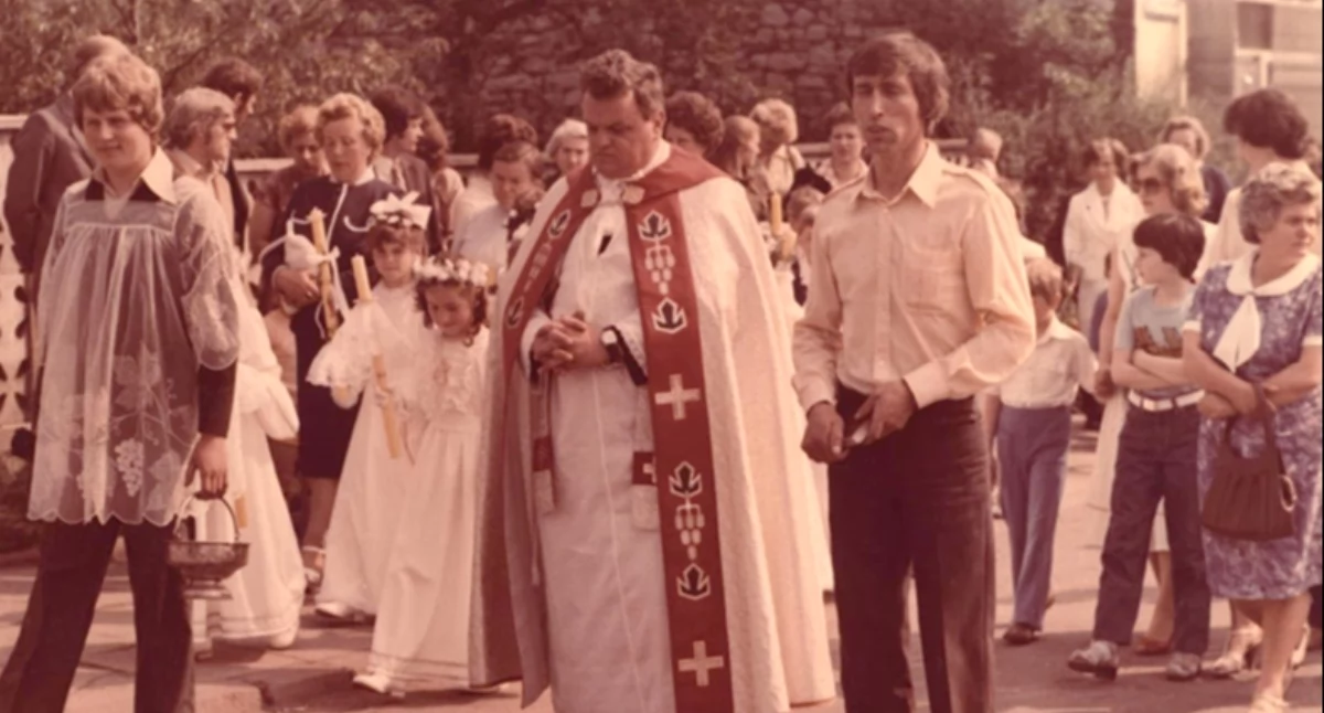 W centralnej części ksiądz Wiktor Byrdziak, a po jego lewej stronie Jan Pożarowszczyk (zbiory prywatne)