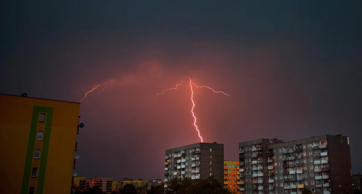 Życie miasta, Alert przed burzami Ostrzeżenie obejmuje także Jaworzno część województwa śląskiego - zdjęcie, fotografia
