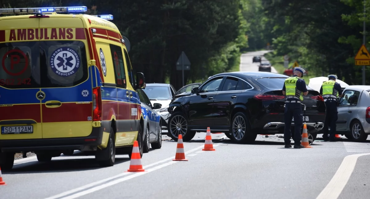 Kolizja dwóch samochodów na zjeździe z autostrady A4 w Jeleniu.