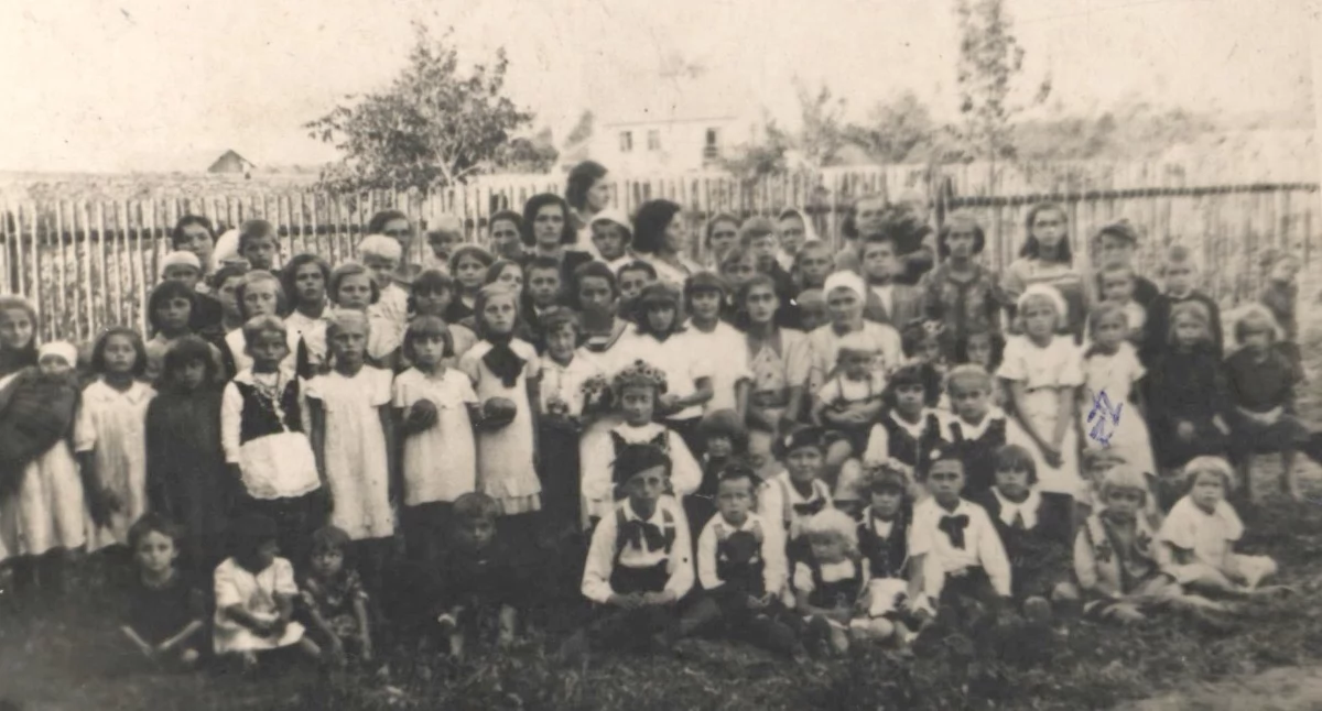 Długoszyńskie dzieci w obrębie Palianowszczyzny, lata 40. XX wieku (ze zbiorów prywatnych)