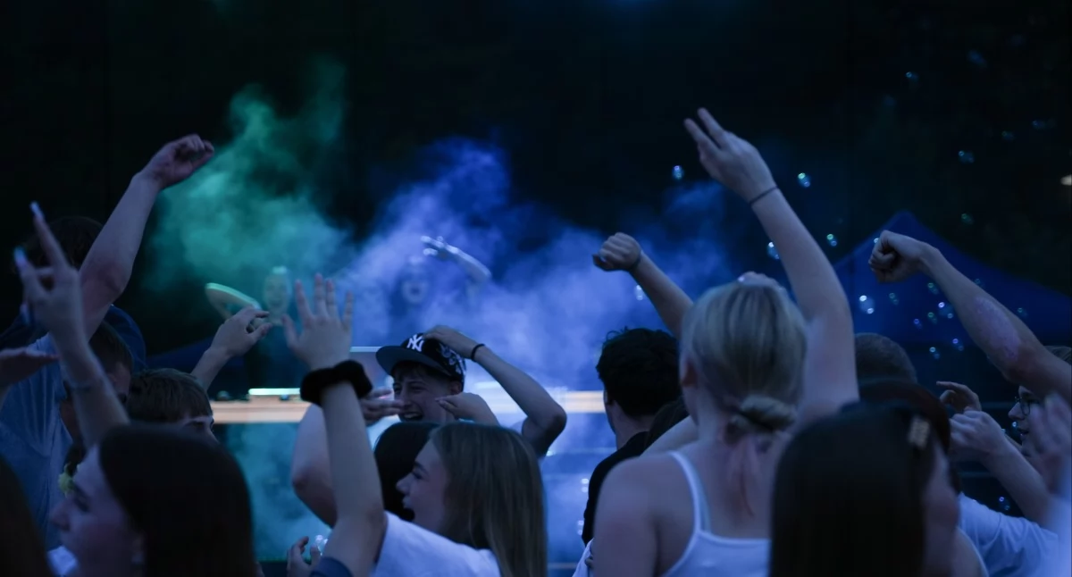 Jaworznickie Planty podczas Dni Jaworzna 2026 zapełniły się nie tylko fanami rapu. Po koncercie Lenara i PlanBe, imprezę rozkręcała DJ Wiksa. Młodych nie trzeba było namawiać do wspólnej zabawy. Fot. Patrycja Koprzak