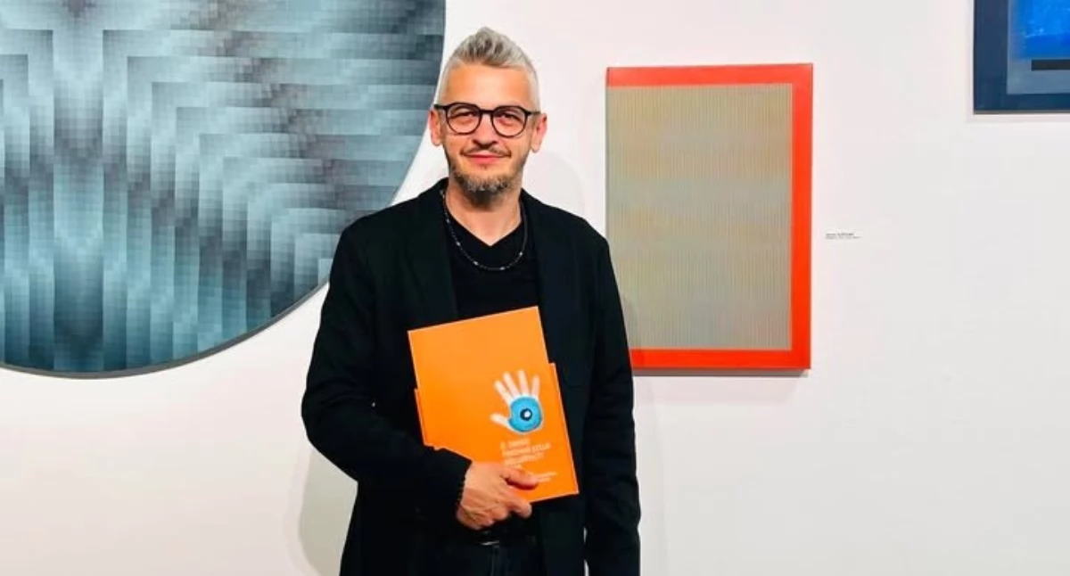 Tomasz Jędrzejko i jego praca „Granica 1”. Fot. materiały prywatne