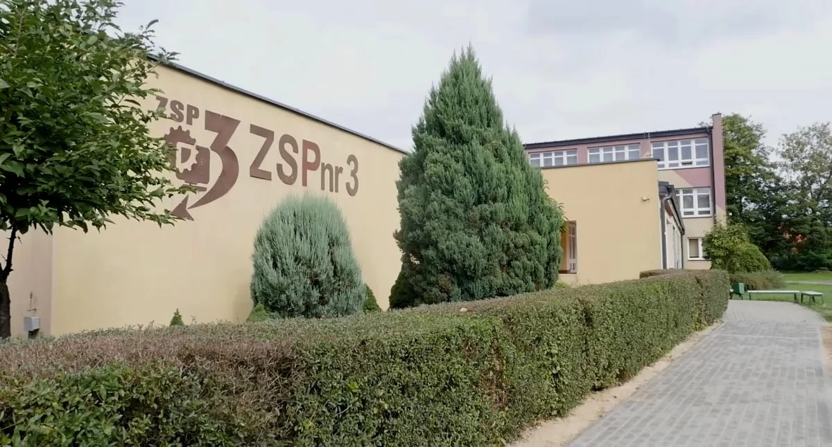 Edukacja, sprzęt trafi pracowni pojazdów samochodowych Jaworznie - zdjęcie, fotografia