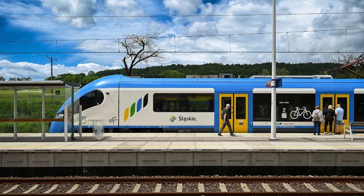Życie miasta, gorąco! Koleje Śląskie stawiają bezpieczeństwo trakcie upałów - zdjęcie, fotografia